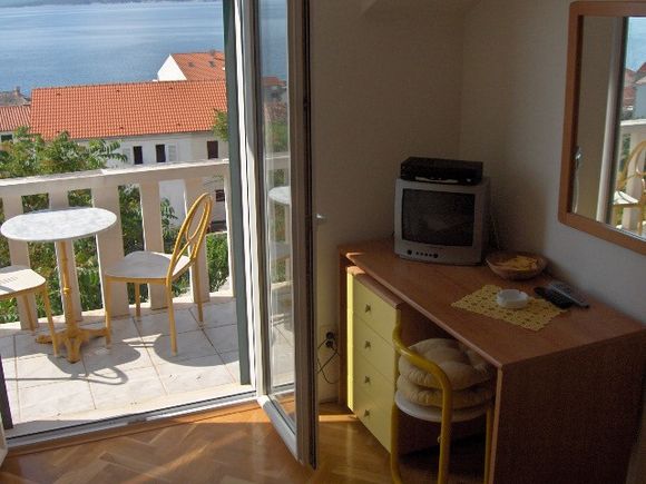 Appartamento Žuta soba s balkonom in Bol 3